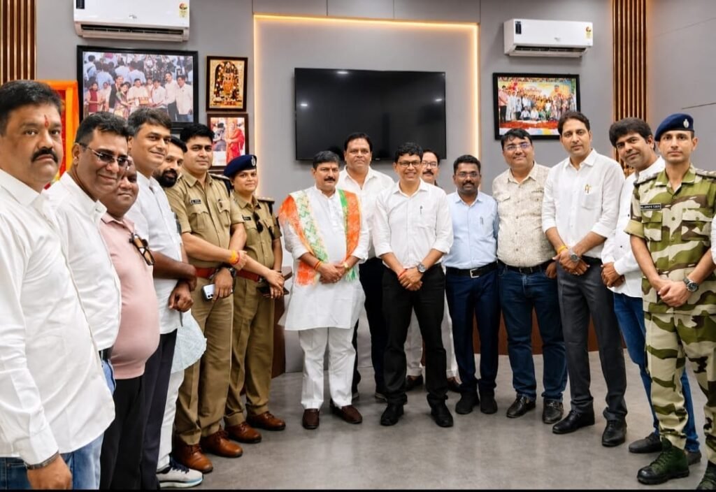 नपा ने निकाली तिरंगा यात्रा, देशभक्ति के नारों से गूंजा शहर 2 06