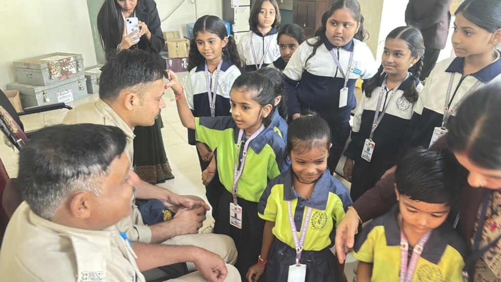 नन्ही बच्चियों ने पुलिसकर्मियों की कलाई पर बांधा रक्षासूत्र, दिया सुरक्षा और विश्वास का संदेश 4 IMG 20260828 WA0008