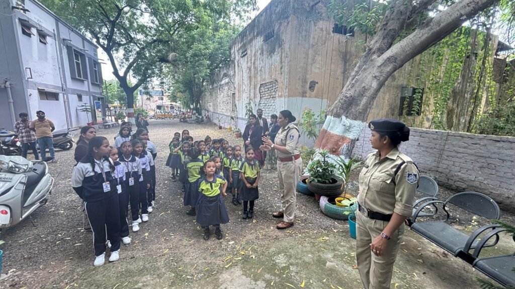 नन्ही बच्चियों ने पुलिसकर्मियों की कलाई पर बांधा रक्षासूत्र, दिया सुरक्षा और विश्वास का संदेश 3 IMG 20260828 WA0012