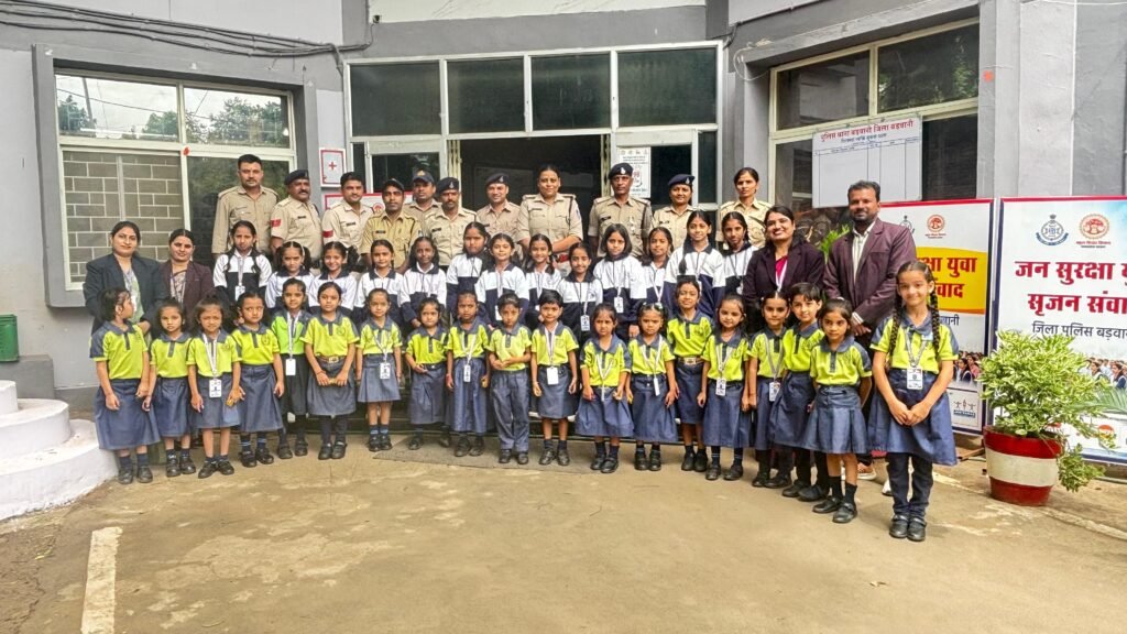 नन्ही बच्चियों ने पुलिसकर्मियों की कलाई पर बांधा रक्षासूत्र, दिया सुरक्षा और विश्वास का संदेश 2 IMG 20260828 WA0014