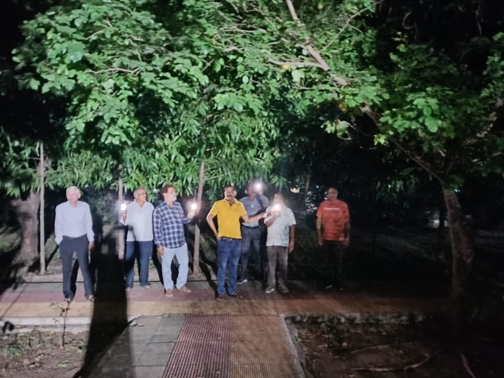 पार्क में घूमने आए लोग, जगह-जगह दिखे सांप; डरकर बंद कराया गेट 2 img 20260829 wa0028850922343372260767