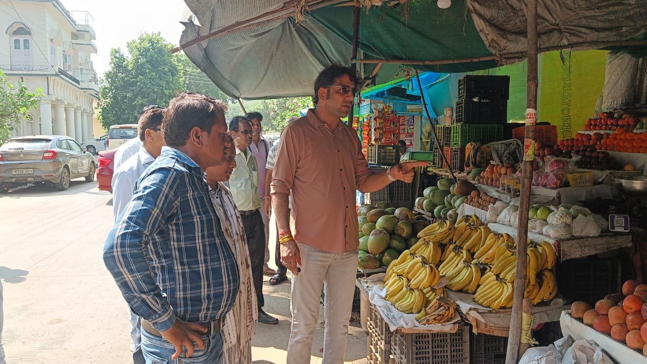 नगर पालिका का अंतिम अल्टीमेटम: सामान सड़क पर दिखा तो ज़ब्त, बार-बार नियम तोड़े तो दुकान का पट्टा रद्द 1 IMG 20260927 WA0000